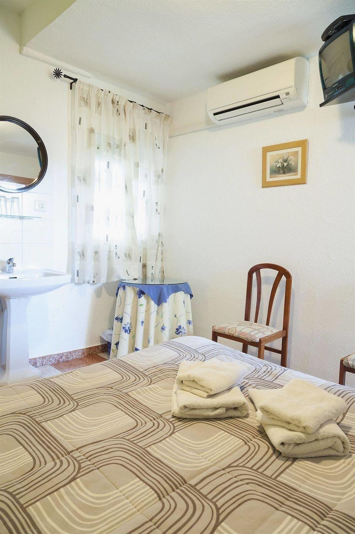Hostal Londres Granada Bagian luar foto
